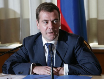Медведев не поддерживает отмену результатов земельных аукционов